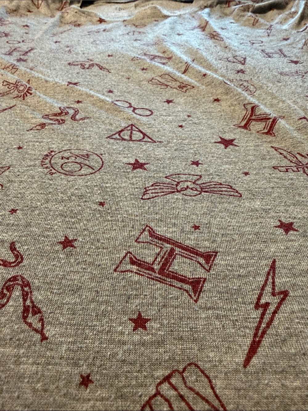 Gray Short Sleeve Tee with Maroon Wizard Motif - Picture 3 of 4